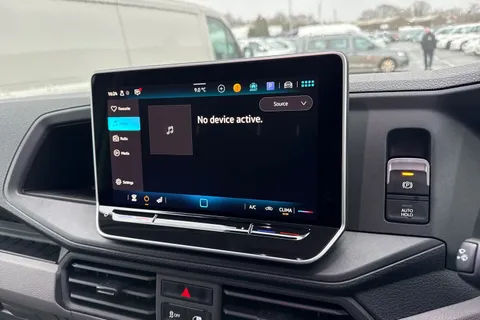 CX75JXN Volkswagen Crafter 2.0 TDI CR35 Commerce Auto FWD LWB High Roof Euro 6 (s/s) 5dr Thumbnail #34