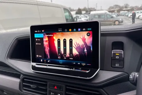 CX75JXN Volkswagen Crafter 2.0 TDI CR35 Commerce Auto FWD LWB High Roof Euro 6 (s/s) 5dr Thumbnail #38