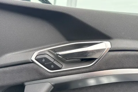 YH72KDJ Audi e-tron Black Edition 55 quattro 300,00 kW Thumbnail #22