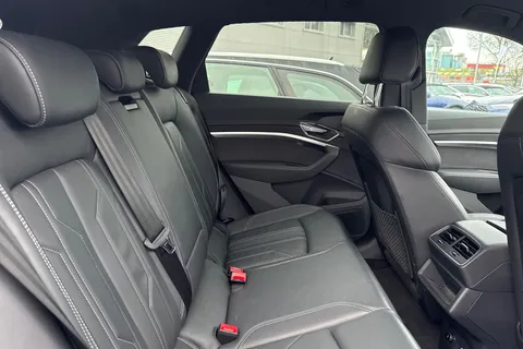 YH72KDJ Audi e-tron Black Edition 55 quattro 300,00 kW Thumbnail #39