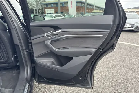 YH72KDJ Audi e-tron Black Edition 55 quattro 300,00 kW Thumbnail #44