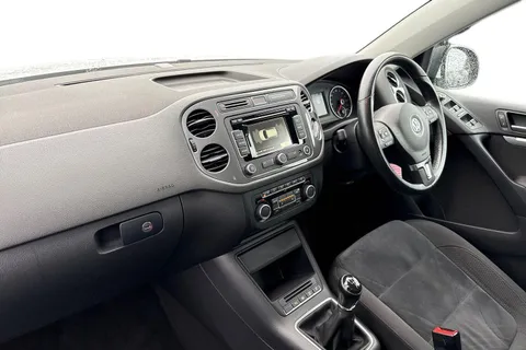 VE15VCC Volkswagen Tiguan 2.0 TDI BlueMotion Tech Match 2WD Euro 5 (s/s) 5dr Thumbnail #10