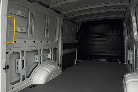 BK75LLT Volkswagen Crafter 2.0 TDI 163PS HDE Commerce Plus Low Roof Van Auto + Towpack Thumbnail #40