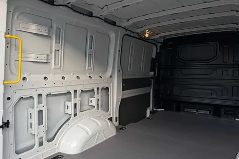 BG75KHB Volkswagen Crafter 2.0 TDI 163PS HDE Commerce Plus Low Roof Van Auto +Tow Pack Thumbnail #41