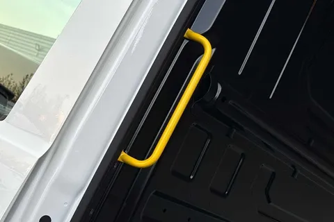 BJ75OVZ Volkswagen Crafter 2.0 TDI 163PS HDE Commerce Plus Low Roof Van Auto +Tow Pack Thumbnail #47