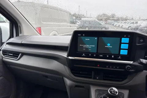 CX25LMV Volkswagen Transporter 2.0 TDI T28 Commerce Plus FWD SWB Euro 6 (s/s) 5dr Thumbnail #16