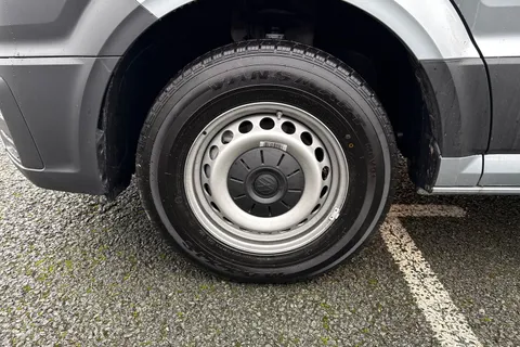CX75JWV Volkswagen Crafter 2.0 TDI CR35 Commerce FWD LWB High Roof Euro 6 (s/s) 5dr Thumbnail #7