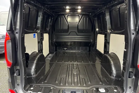 CX75JYT Volkswagen Transporter 2.0 TDI T28 Commerce Pro Auto FWD SWB Euro 6 (s/s) 5dr Thumbnail #7