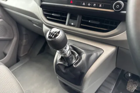 CX25LMV Volkswagen Transporter 2.0 TDI T28 Commerce Plus FWD SWB Euro 6 (s/s) 5dr Thumbnail #21