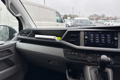 CX74LTN Volkswagen Transporter 2.0 TDI T32 Highline Kombi DSG FWD SWB Euro 6 (s/s) 5dr Thumbnail #16