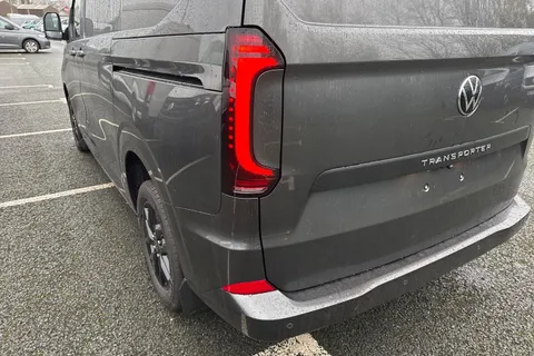 CX75JYT Volkswagen Transporter 2.0 TDI T28 Commerce Pro Auto FWD SWB Euro 6 (s/s) 5dr Thumbnail #8