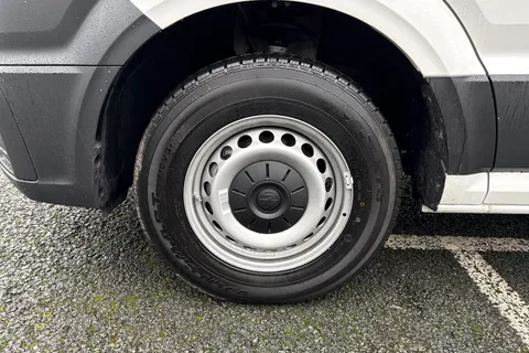 CX75JXL Volkswagen Crafter 2.0 TDI CR30 Commerce FWD MWB High Roof Euro 6 (s/s) 5dr Thumbnail #10