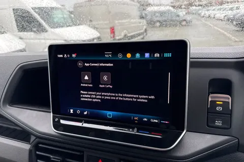 CX75JWV Volkswagen Crafter 2.0 TDI CR35 Commerce FWD LWB High Roof Euro 6 (s/s) 5dr Thumbnail #12