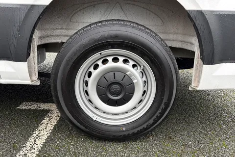 CX75JXL Volkswagen Crafter 2.0 TDI CR30 Commerce FWD MWB High Roof Euro 6 (s/s) 5dr Thumbnail #11