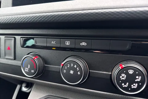 CX74LTN Volkswagen Transporter 2.0 TDI T32 Highline Kombi DSG FWD SWB Euro 6 (s/s) 5dr Thumbnail #20