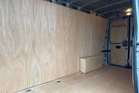 CX75JWV Volkswagen Crafter 2.0 TDI CR35 Commerce FWD LWB High Roof Euro 6 (s/s) 5dr Thumbnail #14