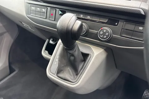 CX74LTN Volkswagen Transporter 2.0 TDI T32 Highline Kombi DSG FWD SWB Euro 6 (s/s) 5dr Thumbnail #21