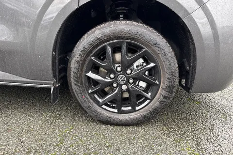 CX75JYT Volkswagen Transporter 2.0 TDI T28 Commerce Pro Auto FWD SWB Euro 6 (s/s) 5dr Thumbnail #13