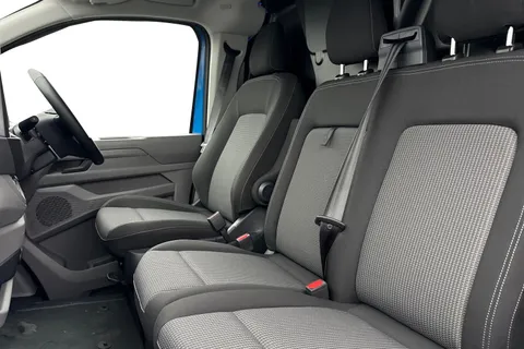 CX75JXZ Volkswagen Transporter 2.0 TDI T28 Commerce Pro Auto FWD SWB Euro 6 (s/s) 5dr Thumbnail #16