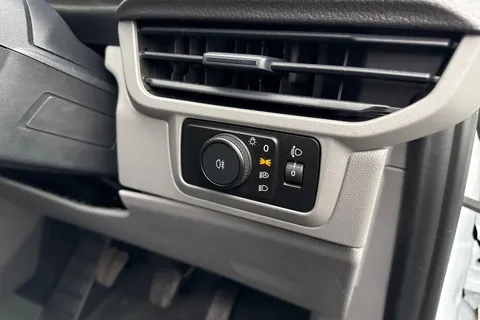 CX25LMV Volkswagen Transporter 2.0 TDI T28 Commerce Plus FWD SWB Euro 6 (s/s) 5dr Thumbnail #29