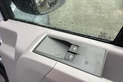 CX75JWV Volkswagen Crafter 2.0 TDI CR35 Commerce FWD LWB High Roof Euro 6 (s/s) 5dr Thumbnail #18