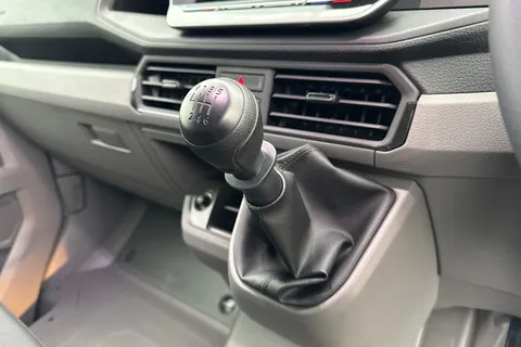 CX75JWV Volkswagen Crafter 2.0 TDI CR35 Commerce FWD LWB High Roof Euro 6 (s/s) 5dr Thumbnail #20