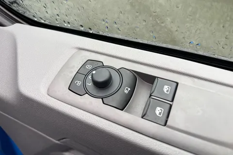 CX75JXZ Volkswagen Transporter 2.0 TDI T28 Commerce Pro Auto FWD SWB Euro 6 (s/s) 5dr Thumbnail #21