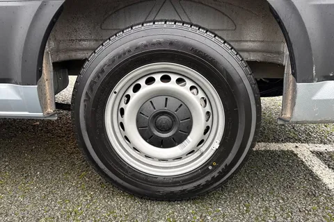 CX75JWV Volkswagen Crafter 2.0 TDI CR35 Commerce FWD LWB High Roof Euro 6 (s/s) 5dr Thumbnail #22