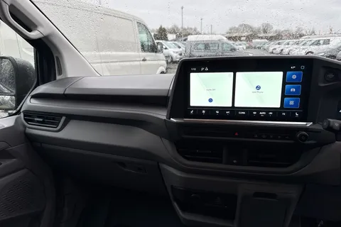 CX75JYT Volkswagen Transporter 2.0 TDI T28 Commerce Pro Auto FWD SWB Euro 6 (s/s) 5dr Thumbnail #20