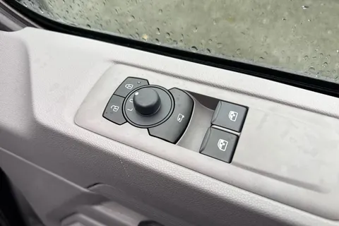 CX75JYT Volkswagen Transporter 2.0 TDI T28 Commerce Pro Auto FWD SWB Euro 6 (s/s) 5dr Thumbnail #21