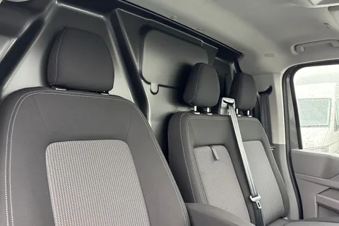 CX75JYT Volkswagen Transporter 2.0 TDI T28 Commerce Pro Auto FWD SWB Euro 6 (s/s) 5dr Thumbnail #24