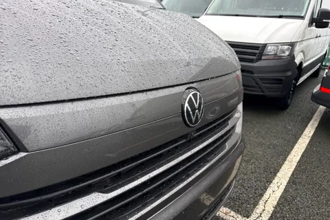 CX75JYT Volkswagen Transporter 2.0 TDI T28 Commerce Pro Auto FWD SWB Euro 6 (s/s) 5dr Thumbnail #25