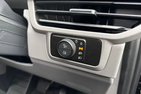 CX75JYT Volkswagen Transporter 2.0 TDI T28 Commerce Pro Auto FWD SWB Euro 6 (s/s) 5dr Thumbnail #29