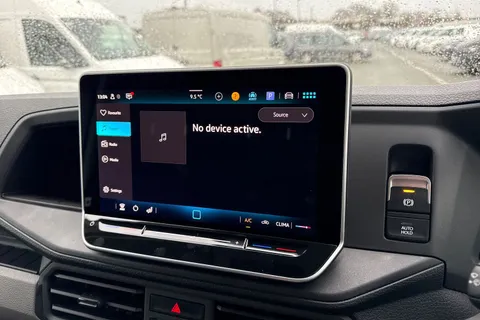 CX75JWV Volkswagen Crafter 2.0 TDI CR35 Commerce FWD LWB High Roof Euro 6 (s/s) 5dr Thumbnail #33