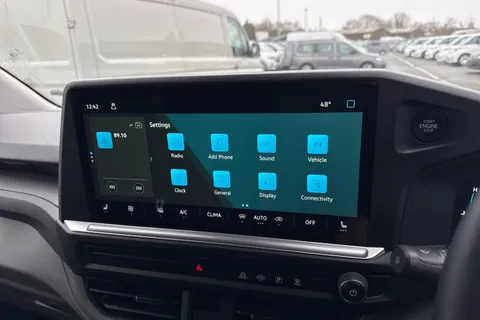 CX75JXZ Volkswagen Transporter 2.0 TDI T28 Commerce Pro Auto FWD SWB Euro 6 (s/s) 5dr Thumbnail #32