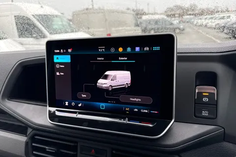 CX75JWV Volkswagen Crafter 2.0 TDI CR35 Commerce FWD LWB High Roof Euro 6 (s/s) 5dr Thumbnail #34