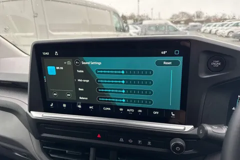 CX75JXZ Volkswagen Transporter 2.0 TDI T28 Commerce Pro Auto FWD SWB Euro 6 (s/s) 5dr Thumbnail #33