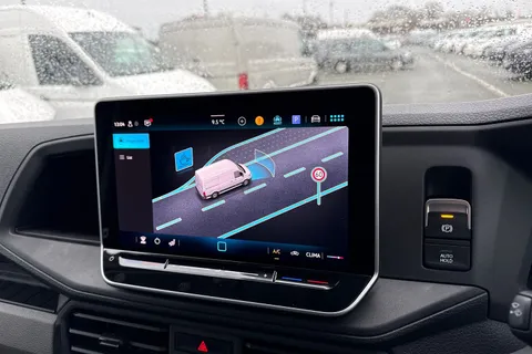 CX75JWV Volkswagen Crafter 2.0 TDI CR35 Commerce FWD LWB High Roof Euro 6 (s/s) 5dr Thumbnail #36