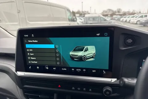 CX75JXZ Volkswagen Transporter 2.0 TDI T28 Commerce Pro Auto FWD SWB Euro 6 (s/s) 5dr Thumbnail #35