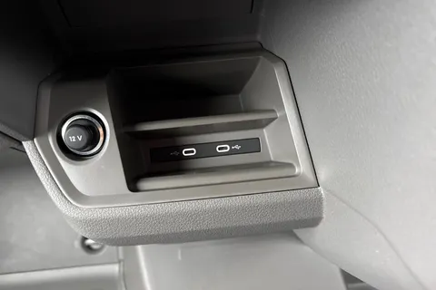 CX75JWV Volkswagen Crafter 2.0 TDI CR35 Commerce FWD LWB High Roof Euro 6 (s/s) 5dr Thumbnail #39