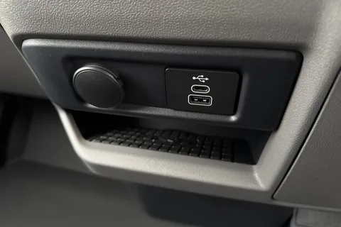 CX75JXZ Volkswagen Transporter 2.0 TDI T28 Commerce Pro Auto FWD SWB Euro 6 (s/s) 5dr Thumbnail #38