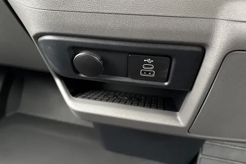 CX75JYT Volkswagen Transporter 2.0 TDI T28 Commerce Pro Auto FWD SWB Euro 6 (s/s) 5dr Thumbnail #38