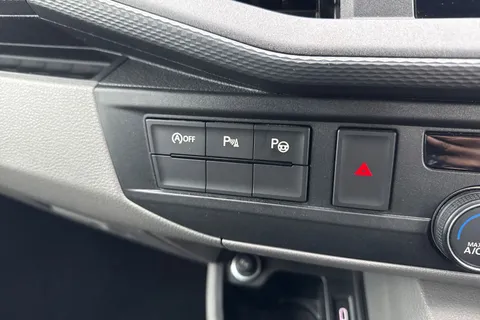 CX74LTN Volkswagen Transporter 2.0 TDI T32 Highline Kombi DSG FWD SWB Euro 6 (s/s) 5dr Thumbnail #49