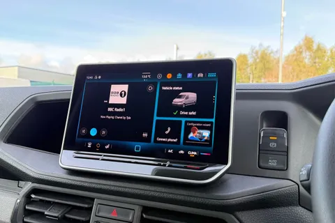 DG25EFA Volkswagen Crafter 2.0 TDI 140PS Commerce Plus High Roof Van Thumbnail #17