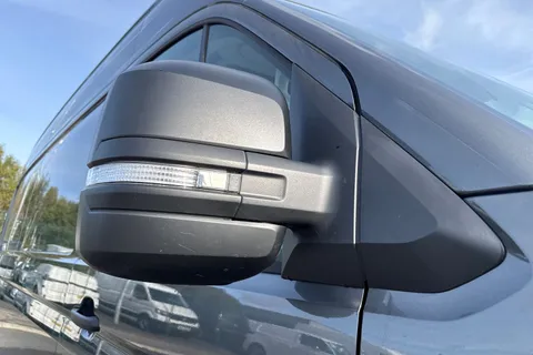 DG25EFA Volkswagen Crafter 2.0 TDI 140PS Commerce Plus High Roof Van Thumbnail #26