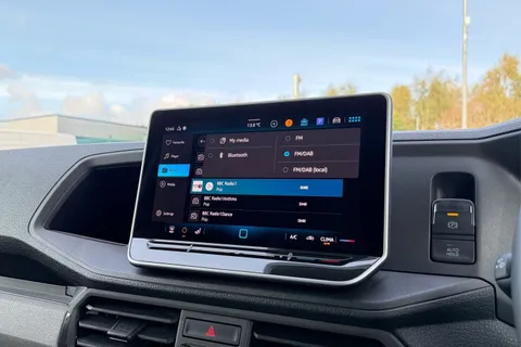 DG25EFA Volkswagen Crafter 2.0 TDI 140PS Commerce Plus High Roof Van Thumbnail #48