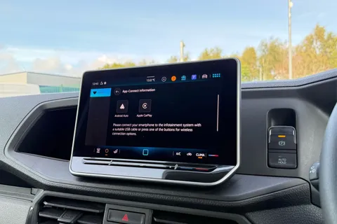 DG25EFA Volkswagen Crafter 2.0 TDI 140PS Commerce Plus High Roof Van Thumbnail #51