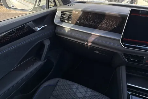 20 of 43 for Volkswagen Tayron 1.5 TSI eHybrid R-Line 5dr DSG **INFO PK, COMFORT PK, PAN ROOF, IQ LIGHTS**