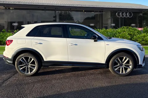 DG72BVF Audi Q3 Black Edition 35 TFSI 150 PS S tronic Thumbnail #4