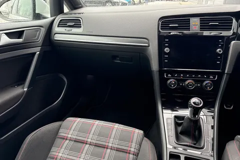 BN67XJU Volkswagen Golf 2.0 TSI BlueMotion Tech GTI Euro 6 (s/s) 5dr Thumbnail #21